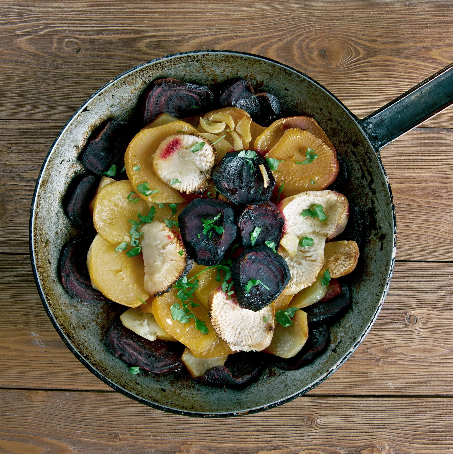 Wurzelgemüse Gratin Eine Pfanne mit Gemüsegerichten auf einem Tisch.