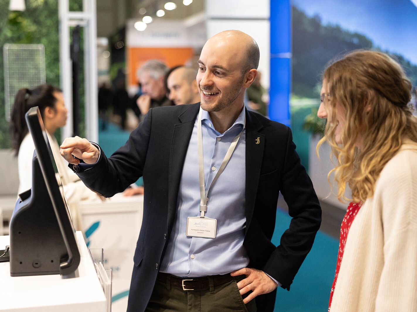 Ein Mann im Anzug betrachtet einen Computerbildschirm.