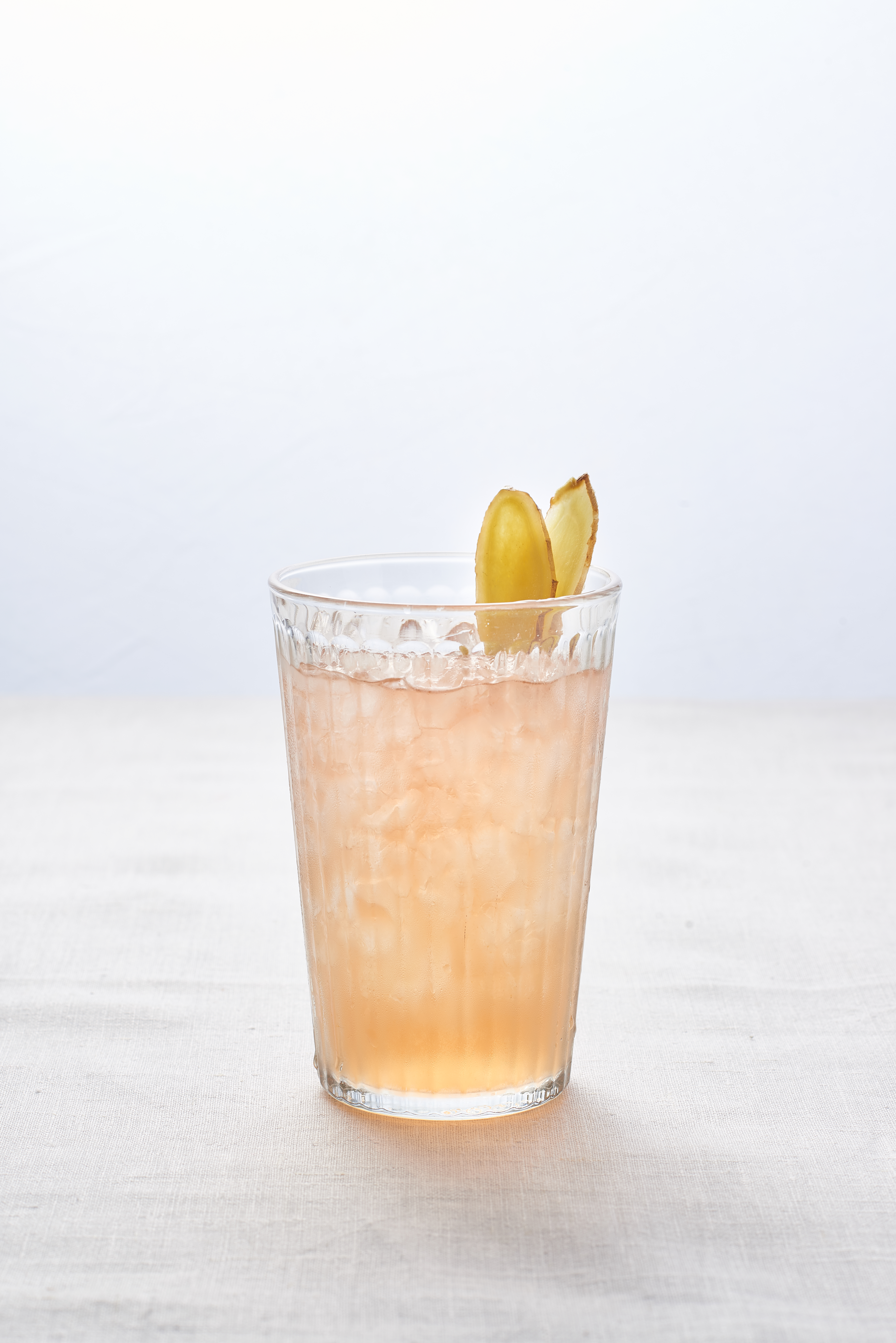 Rhabarber-Ingwer-Eistee im Glas