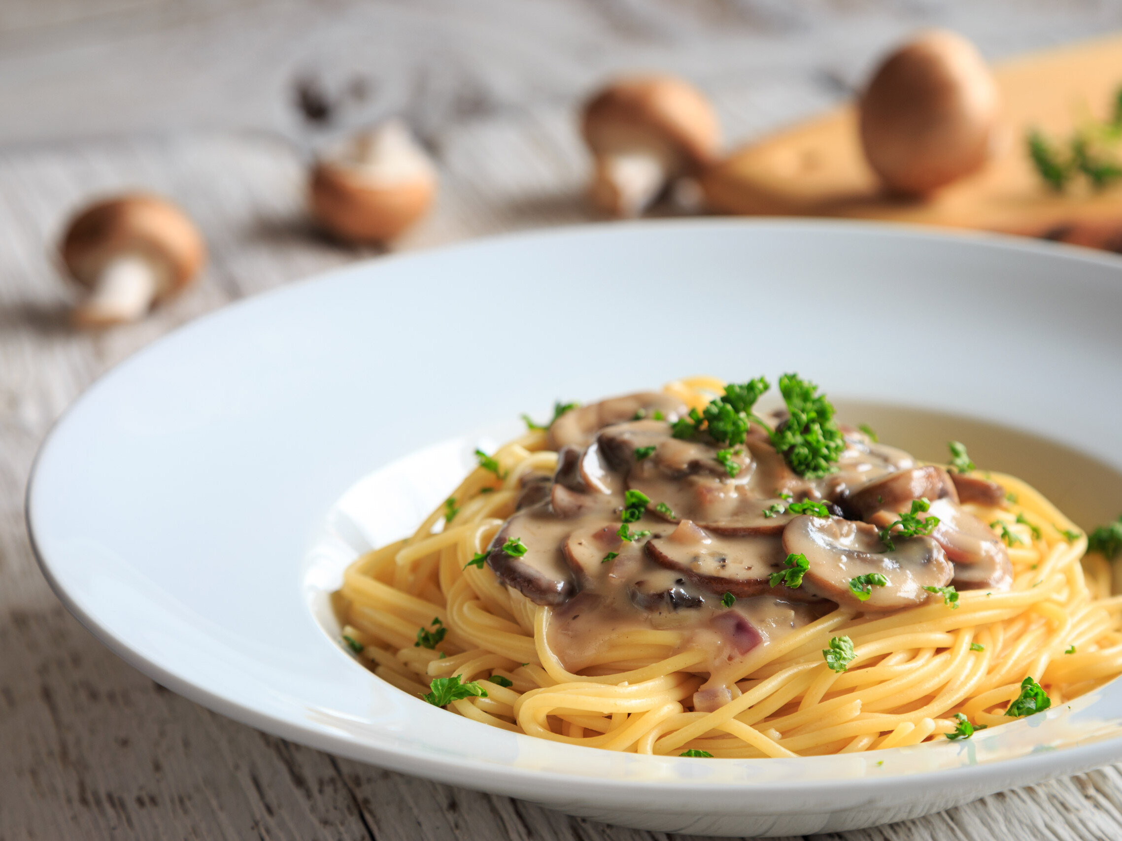 Ein Teller Spaghetti mit Sauce und Pilzen.