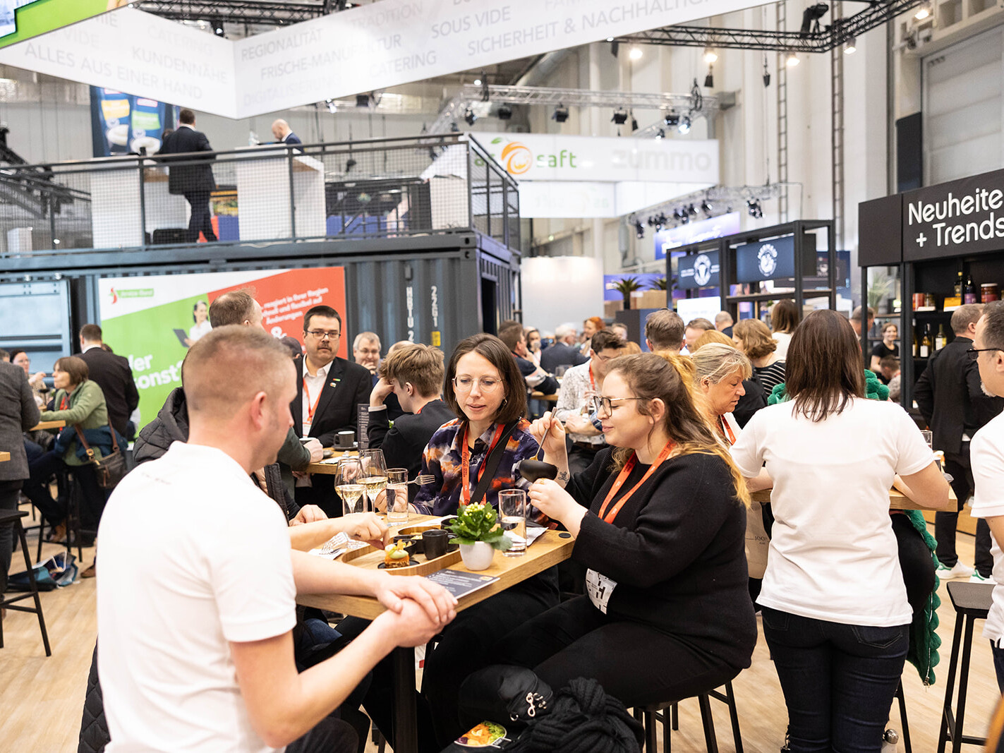Eine Gruppe von Menschen sitzt an einem Tisch.