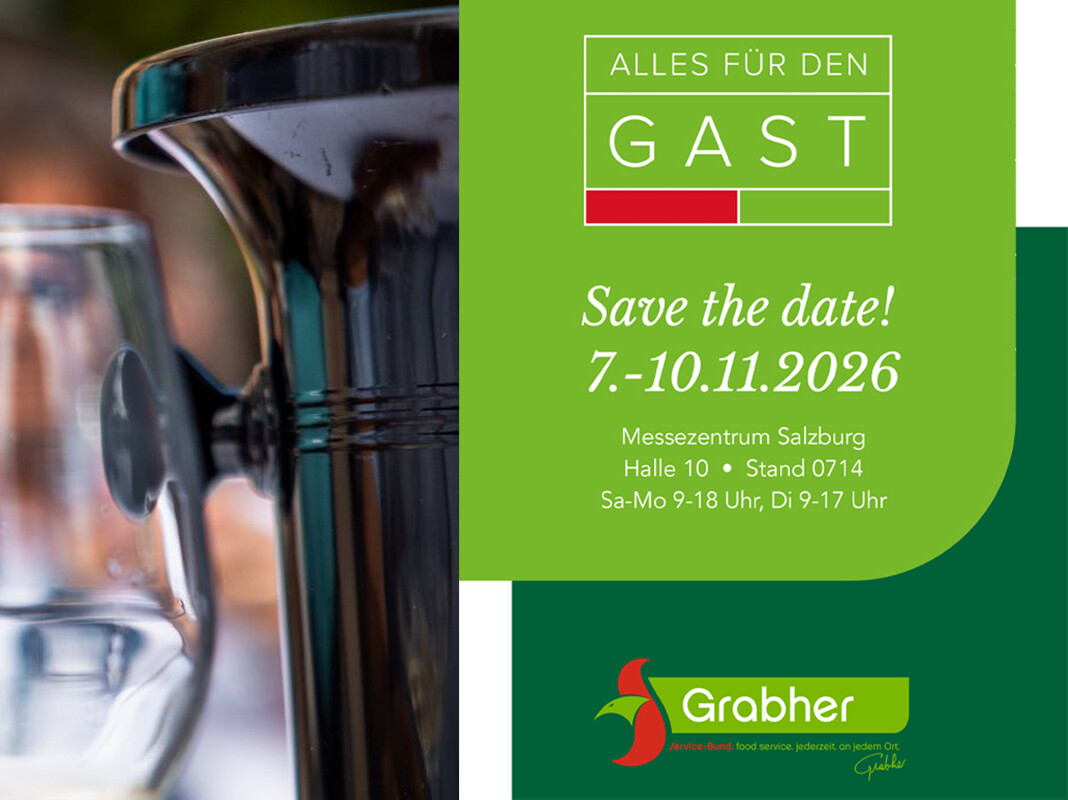 Eine Person gießt Wasser in ein Glas.