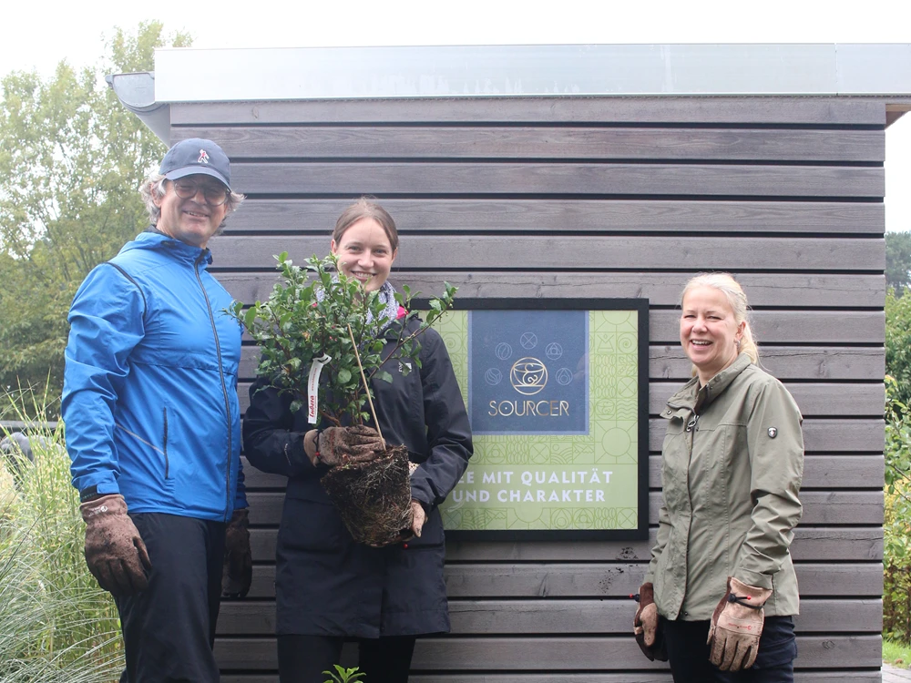 In Lübeck spendete Partner Lifebrands 20 Teepflanzen für die Service-Bund Zentrale Eine Gruppe von Menschen posiert für ein Foto im Freien.