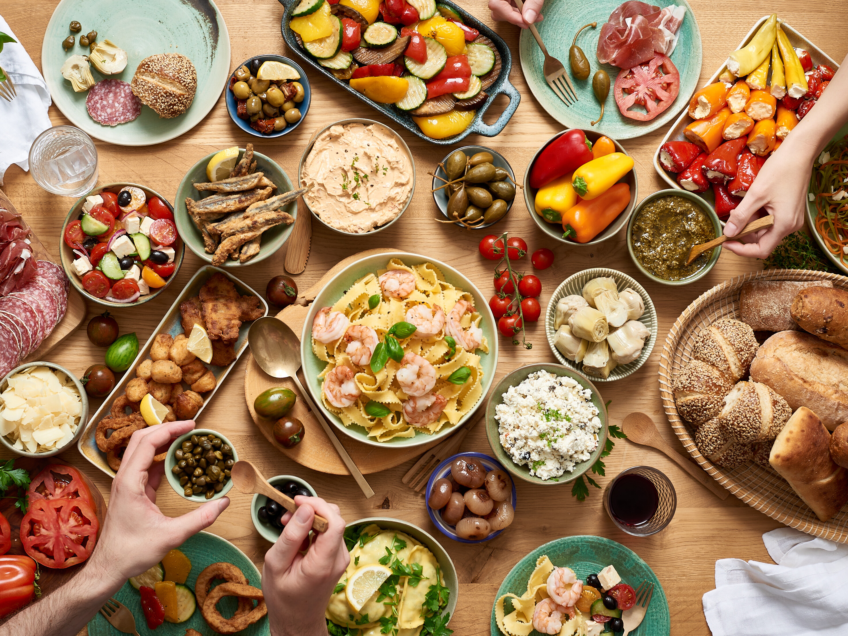 Mediterrane Spezialitäten von Salva D'Or Ein Tisch voller verschiedener mediterraner Speisen und Delikatessen.