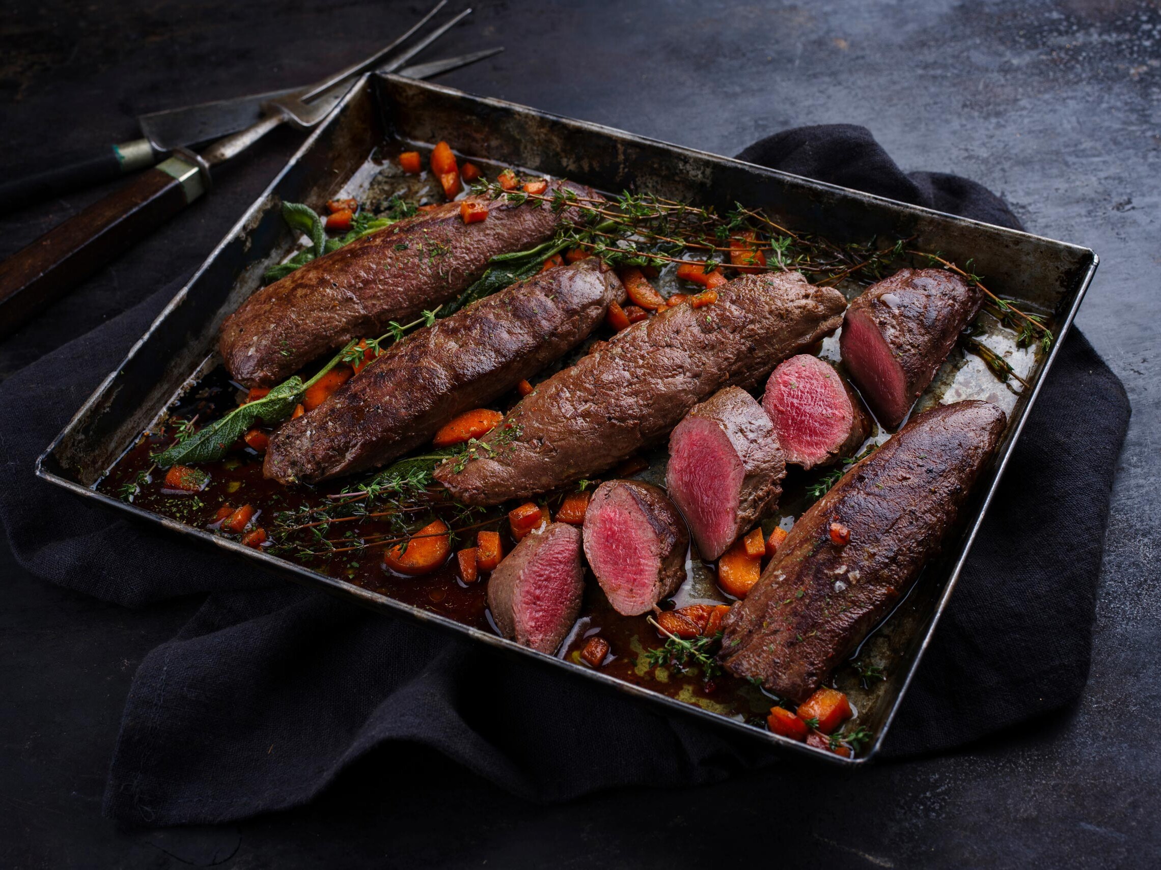 Rehfilet Tablett mit Fleisch und Gemüse