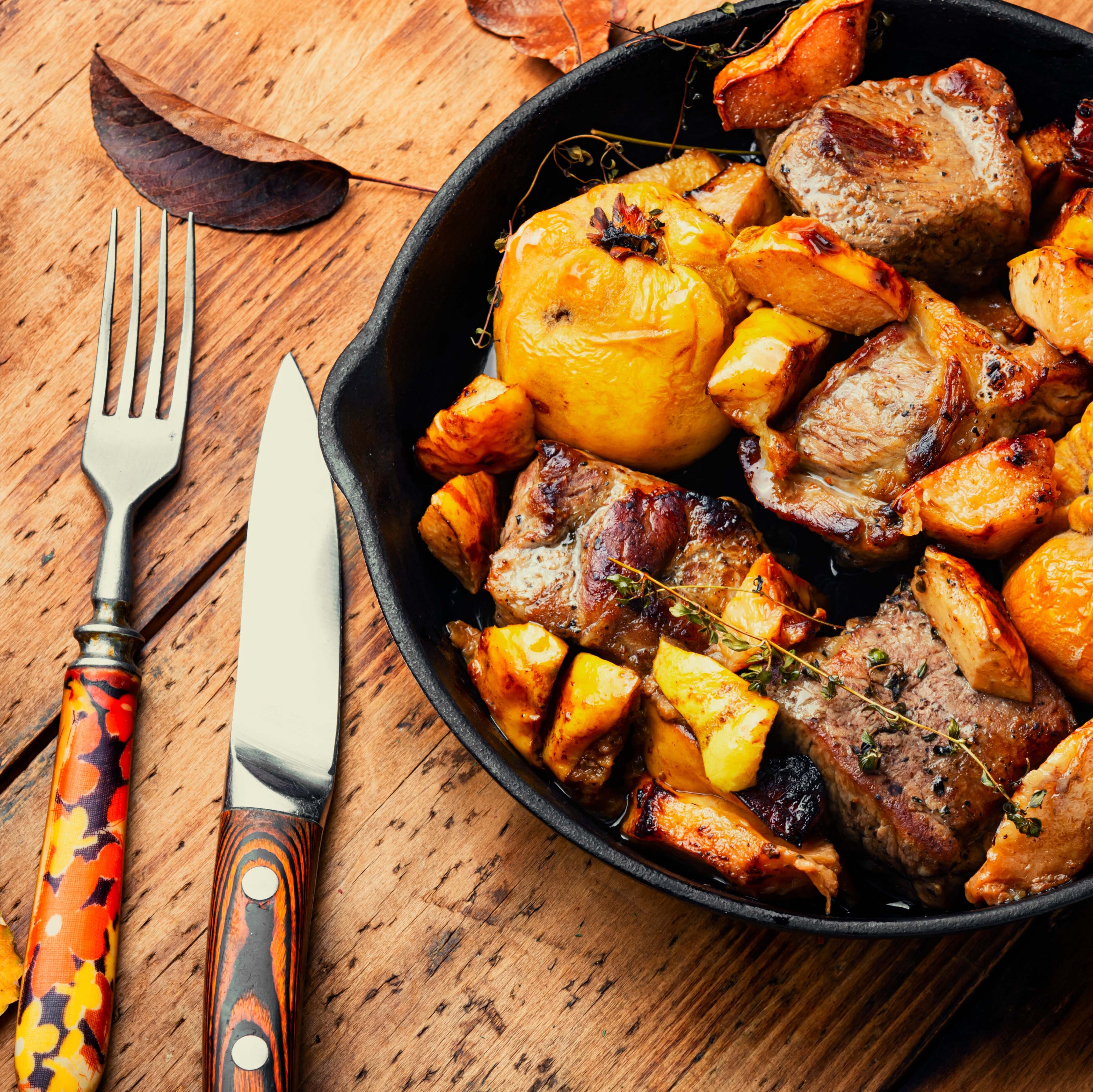 Eine Schüssel Kürbissuppe mit Kürbisscheiben.