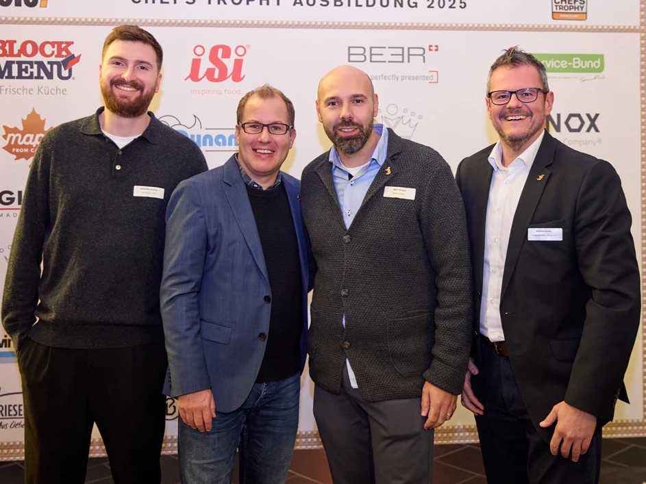Am 17. November 2025 gab das Fachmagazin chefs! im Kongress- und Kulturzentrum Esperanto in Fulda bereits zum 13. Mal die Preisträger der CHEFS TROPHY Ausbildung bekannt. Am 17. November 2025 gab das Fachmagazin chefs! im Kongress- und Kulturzentrum Esperanto in Fulda bereits zum 13. Mal die Preisträger der CHEFS TROPHY Ausbildung bekannt.