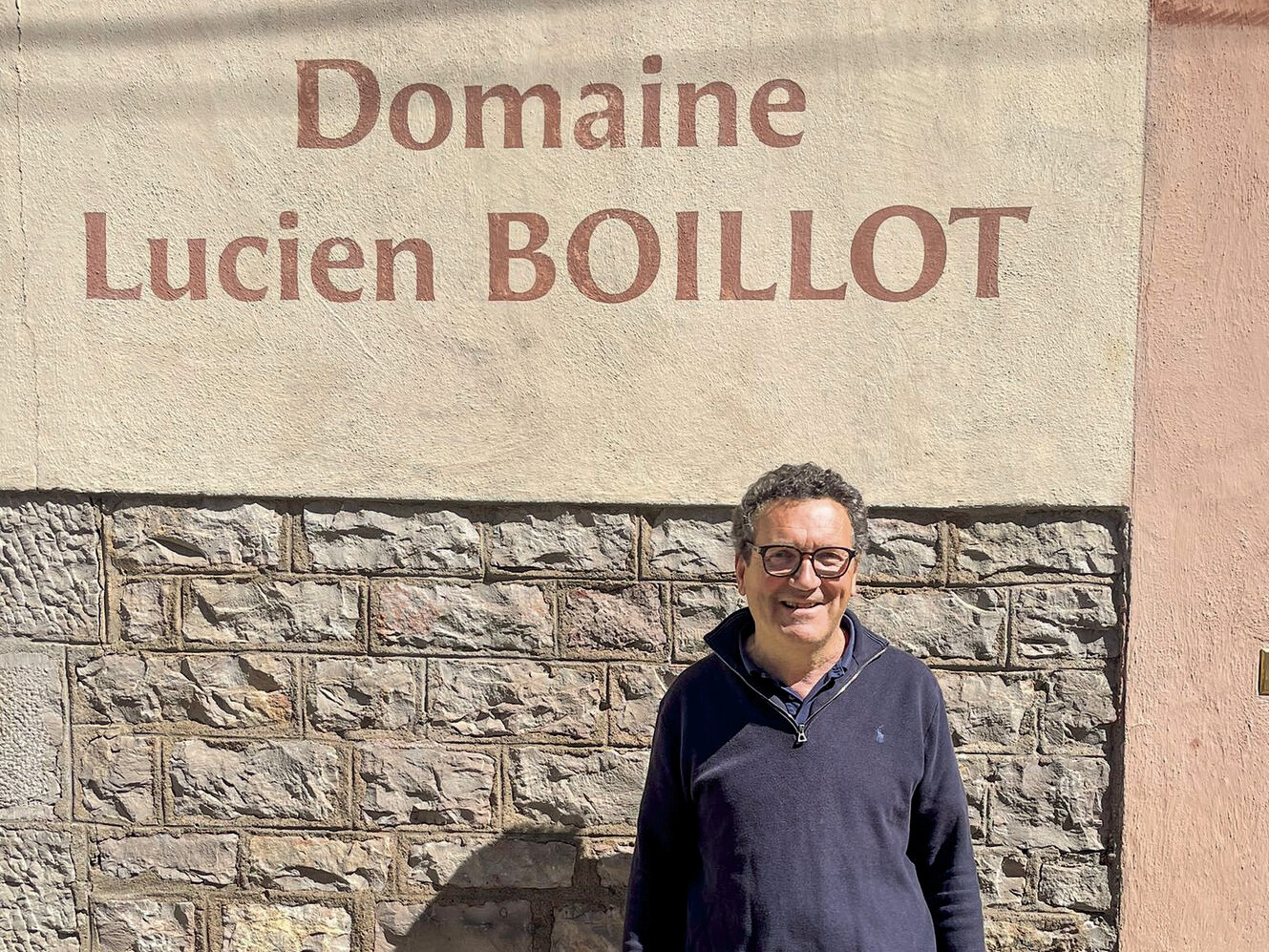 Wein und Essen ergeben zusammen mehr als die Summe ihrer Teile, vorausgesetzt sie sind gut aufeinander abgestimmt. Die richtige Kombination hebt Aromen hervor, gleicht Kontraste aus und gibt einem Gericht eine zweite Ebene. Dahinter steckt keine reine Geschmackssache, sondern nachvollziehbare Sensorik. Bestimmte Inhaltsstoffe im Wein reagieren mit bestimmten Inhaltsstoffen der Speise. In den folgenden Tipps gibt Sommelière Maja Kirsch einen Überblick, wie Wein und Speisen zusammenfinden. Wein und Essen ergeben zusammen mehr als die Summe ihrer Teile, vorausgesetzt sie sind gut aufeinander abgestimmt. Die richtige Kombination hebt Aromen hervor, gleicht Kontraste aus und gibt einem Gericht eine zweite Ebene. Dahinter steckt keine reine Geschmackssache, sondern nachvollziehbare Sensorik. Bestimmte Inhaltsstoffe im Wein reagieren mit bestimmten Inhaltsstoffen der Speise. In den folgenden Tipps gibt Sommelière Maja Kirsch einen Überblick, wie Wein und Speisen zusammenfinden.