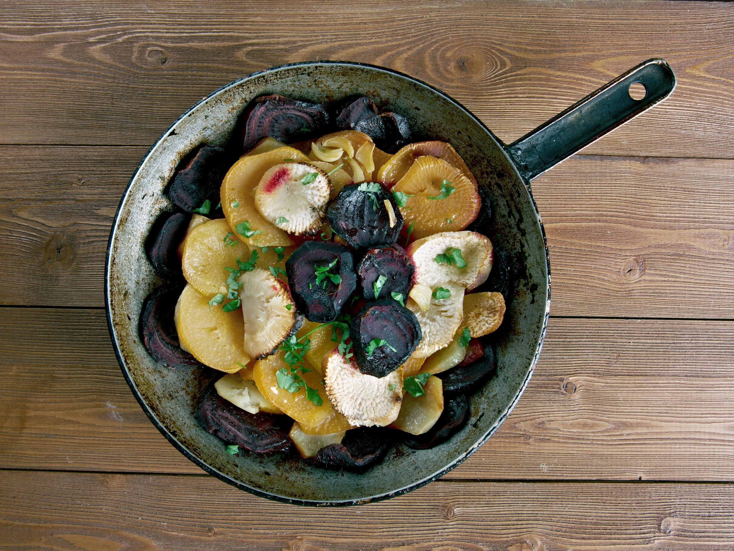 Eine Pfanne mit Gemüsegerichten auf einem Tisch.