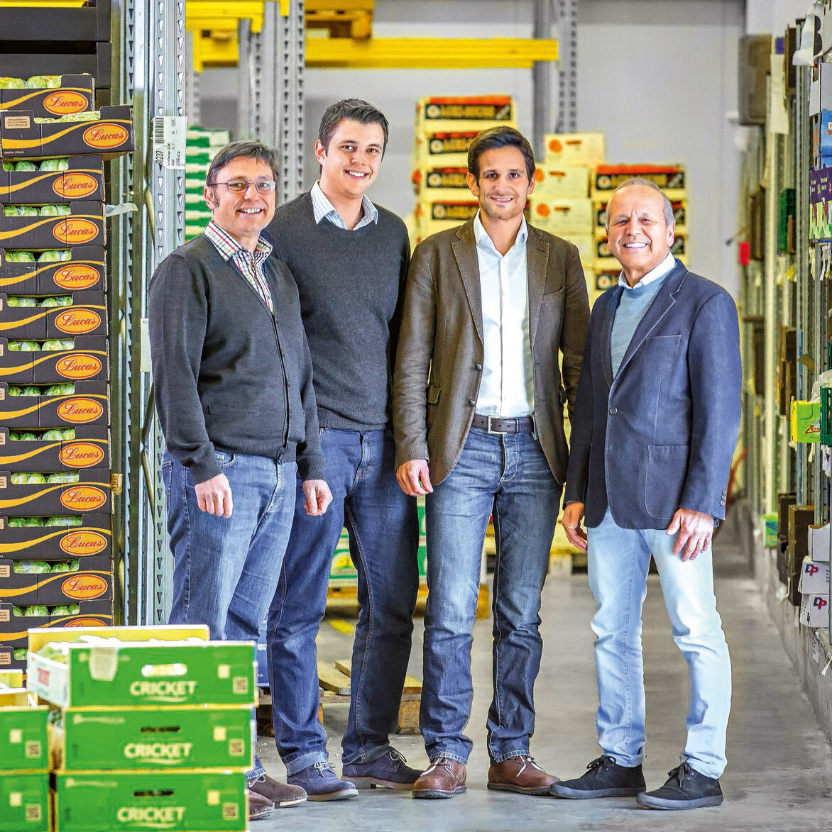 Eine Gruppe von Männern steht in einem Lagerhaus.