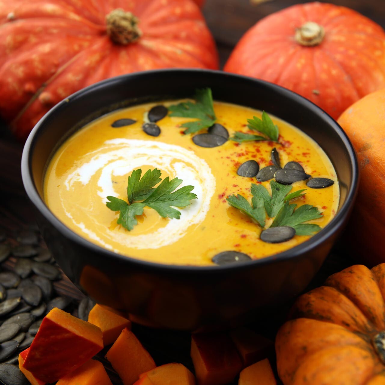 Eine Schüssel Kürbissuppe mit Kürbisscheiben.